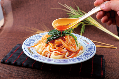 涼皮這樣拌,絕對(duì)比放醋和香油做法更好吃