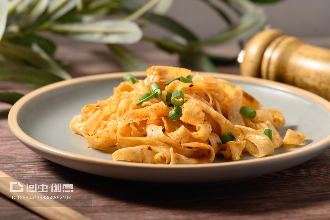 桌面上的盤(pán)子里的美味可口的紅油涼皮